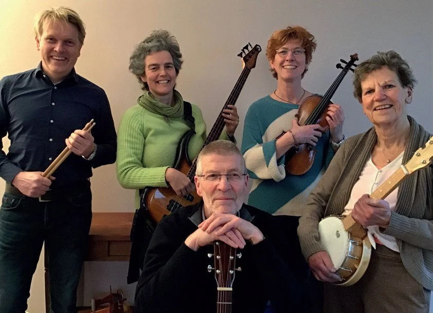 De vijf muzikanten van De BuitenBand met hun instrumenten