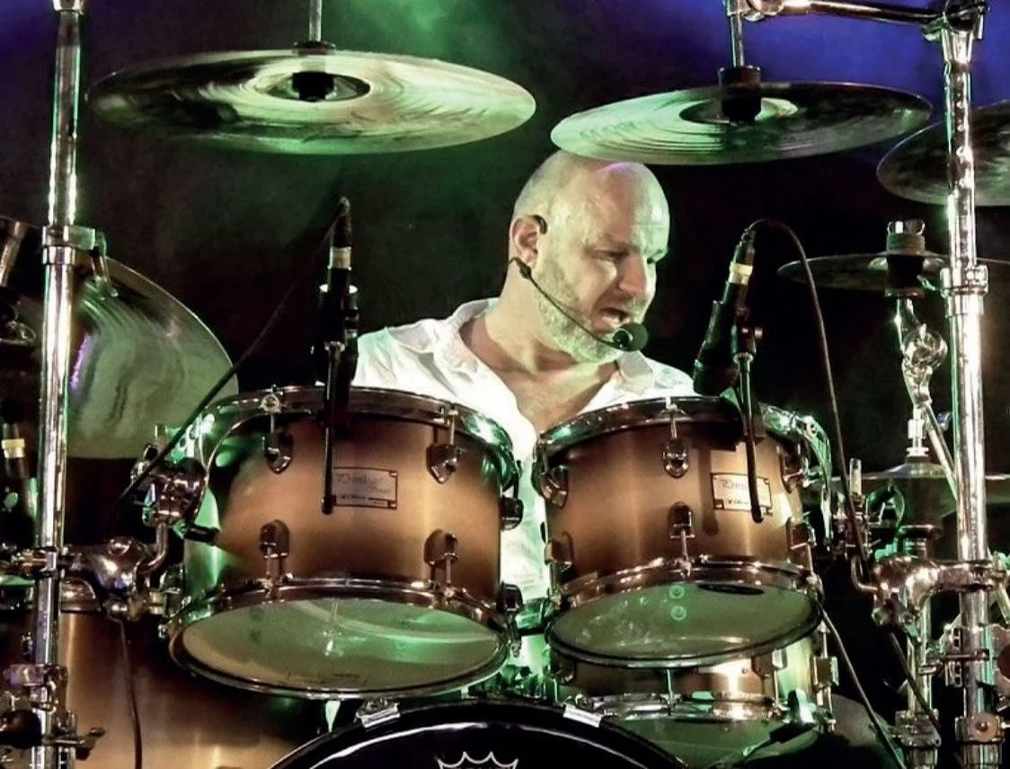 De drummer van Premium-S achter zijn drumstel