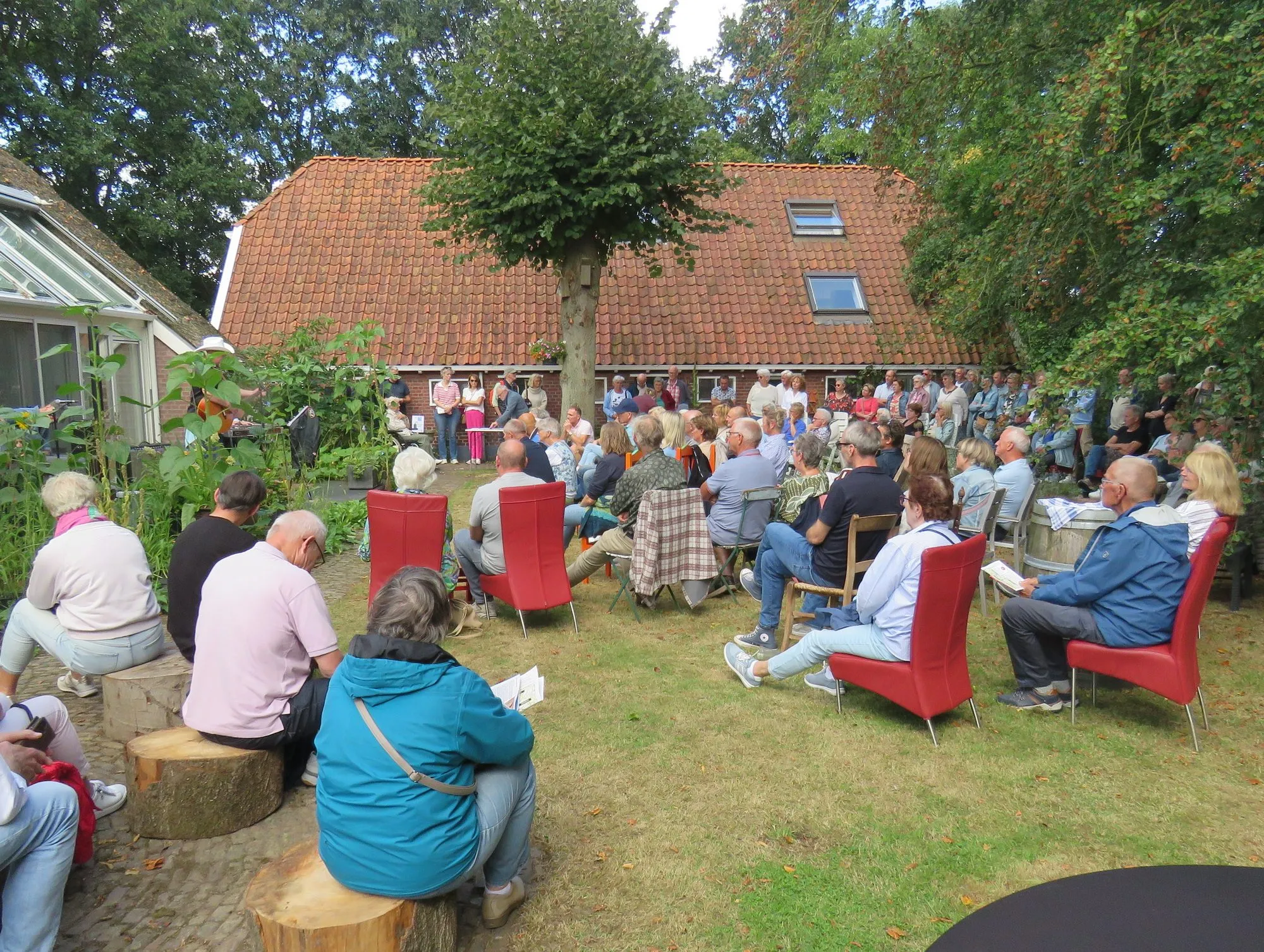 Publiek in de tuin van Erve Meendering tijdens het optreden van LTrio