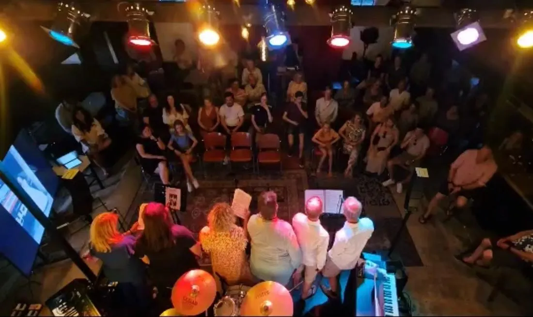 Muzikant midden tussen het publiek tijdens een optreden