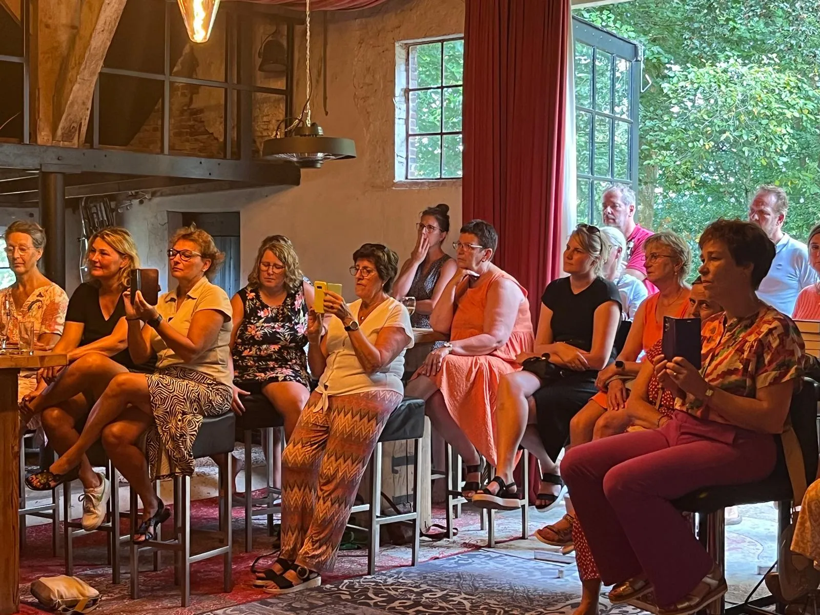Betrokken publiek geniet van een optreden