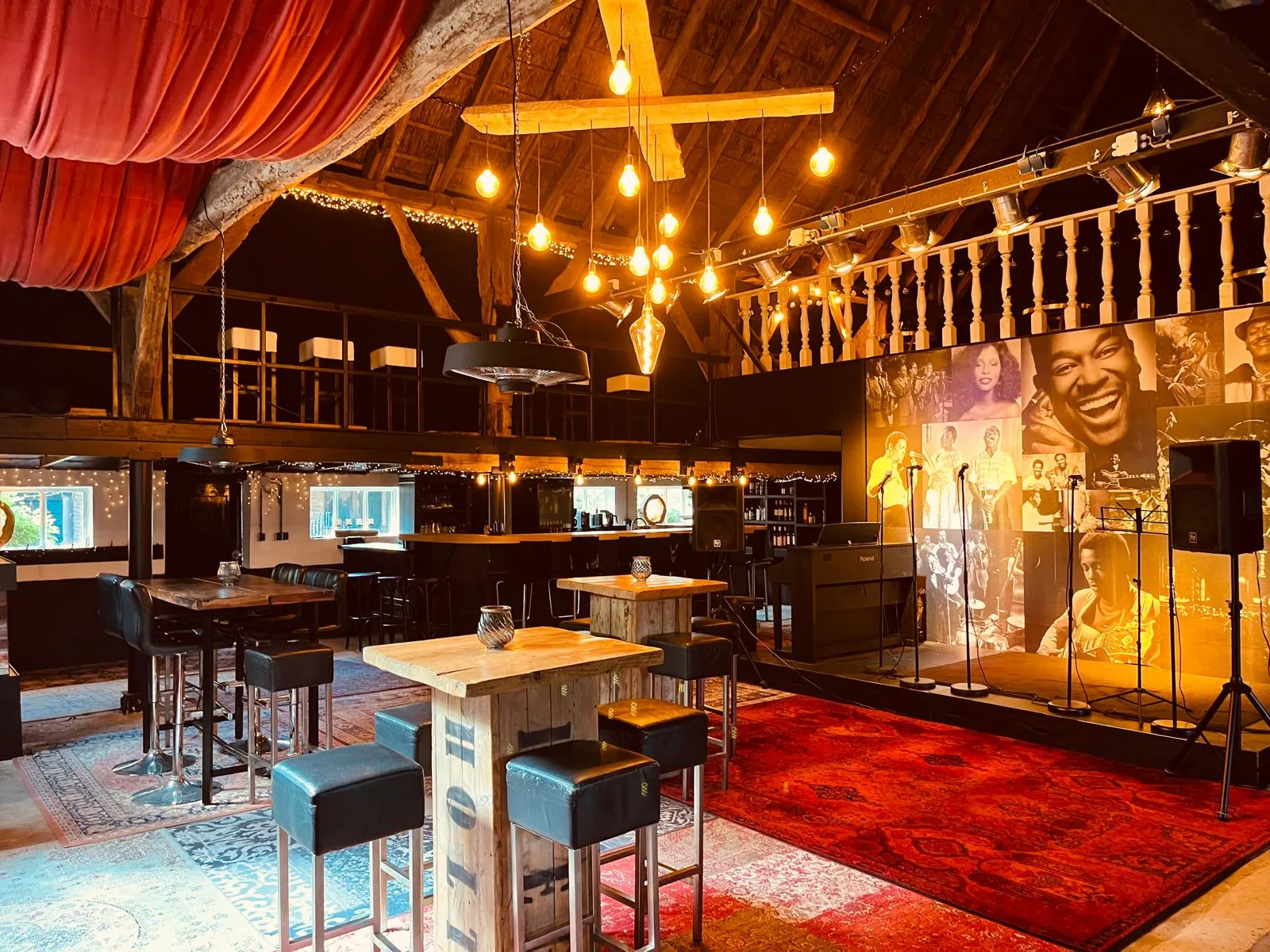Volle zaal met podium en warme verlichting